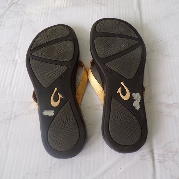 Olukai leather gold flip flops 7 - Picture 4 of 8